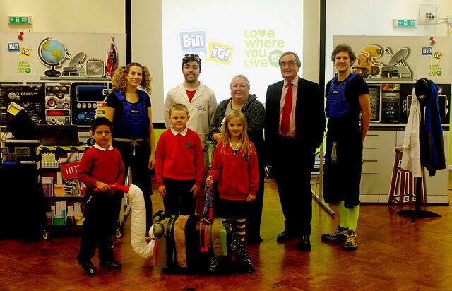 Roger backs the 'bin-it' campaign at Robin Hood Academy, 21st November 2013